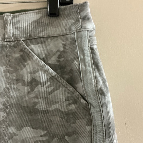 Spanx Stretch Twill Shorts 6" Stonewash Camo Green Women’s Size Medium - Picture 4 of 6